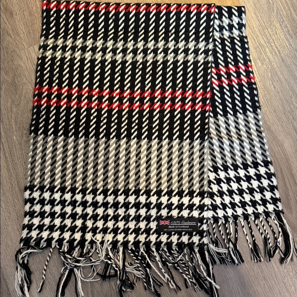 Classic Black and White Cashmere Made in Scotland Houndstooth Scarf